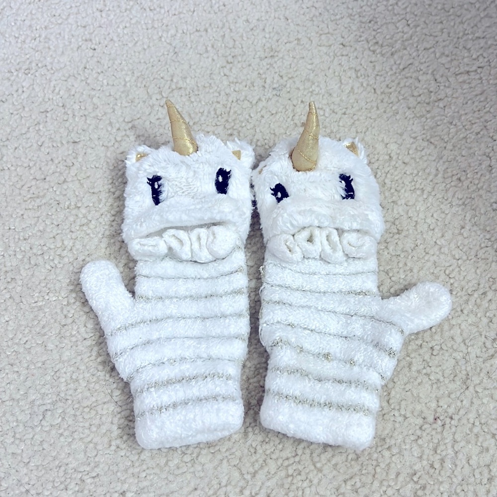Very cute justice unicorn girls gloves , in good used condition.